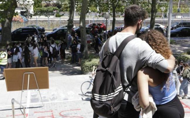 Unos jóvenes abrazándose en Vitoria. Unos jóvenes abrazándose en Vitoria.