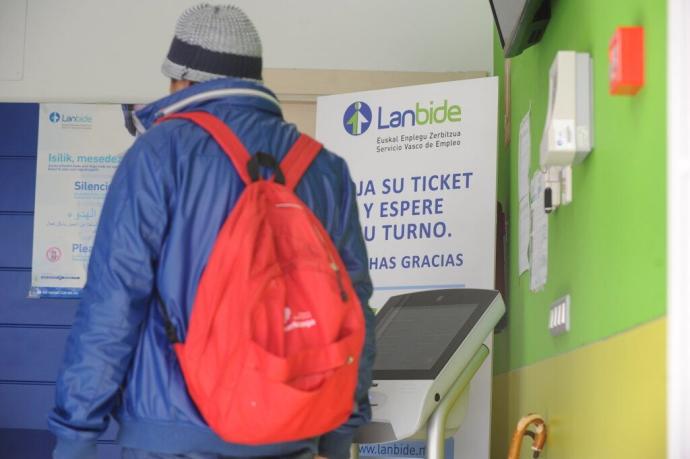 Una persona accede a una oficina de Lanbide.