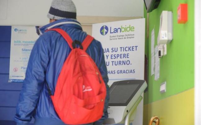Una persona accede a una oficina de Lanbide.