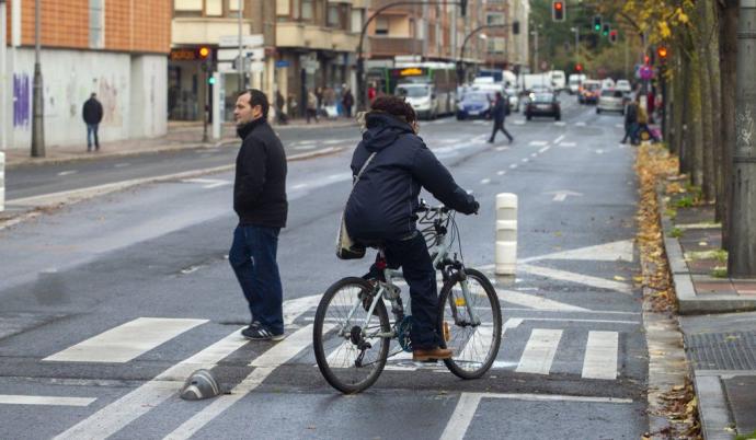 Una persona andando en bici por Vitoria.