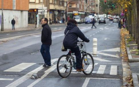 Una persona andando en bici por Vitoria.