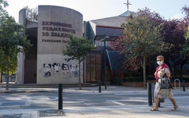 Una persona andando por Zaramaga.