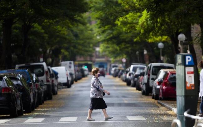 Una persona camina con mascarilla por Judimendi.