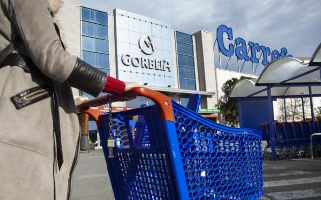 Una persona con un carro en el Gorbeia. Una persona con un carro en el Gorbeia.