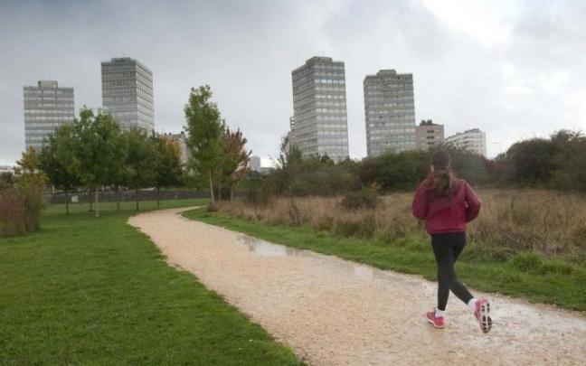 Una persona corriendo por el Anillo Verde de Vitoria.