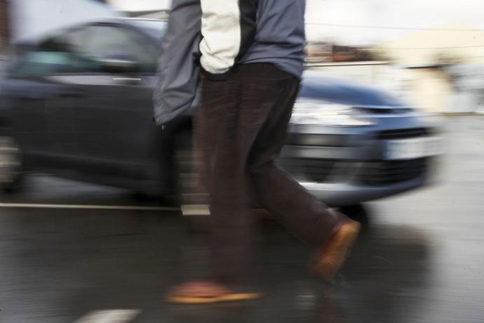 Una persona cruzando una calle de Vitoria.