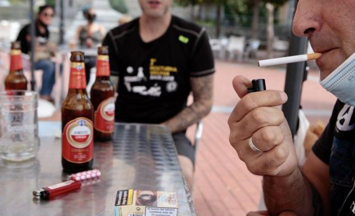 Una persona fumando en Vitoria.