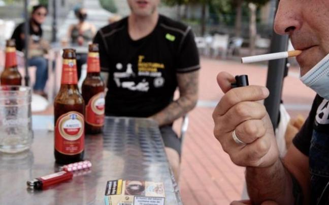 Una persona fumando en Vitoria. Una persona fumando en Vitoria.