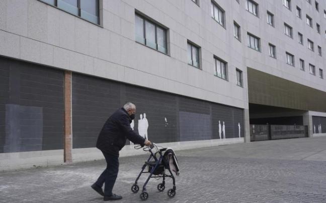 Una persona mayor sin relación con la información andando por la calle. Una persona mayor sin relación con la información andando por la calle.