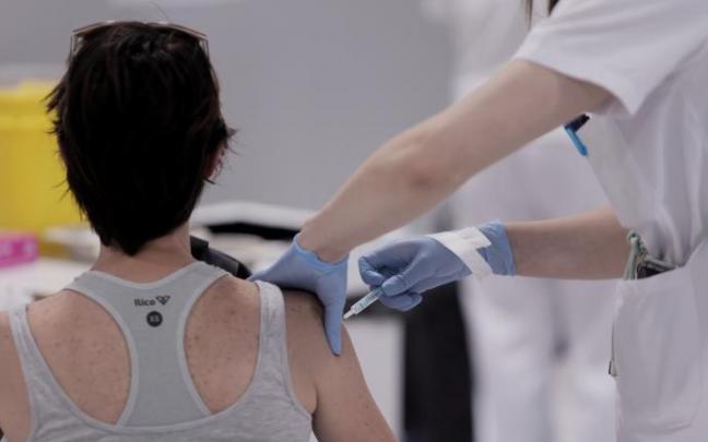 Una persona vacunándose.