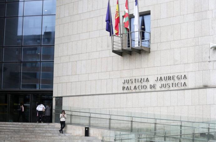 Exterior de los juzgados de Donostia en la plaza Teresa de Calcuta.