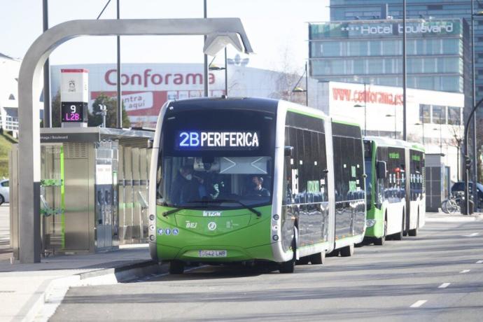 EL BEI junto a una unidad de carga rápida.