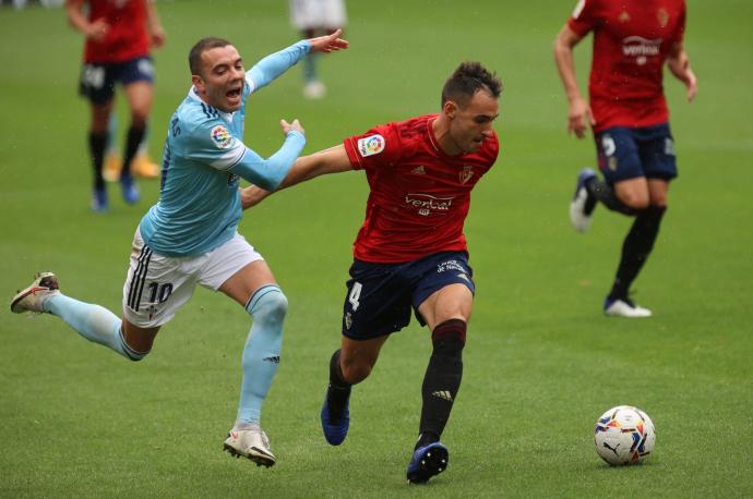 Iago Aspas y Unai García pugnan por un balón en El Sadar.