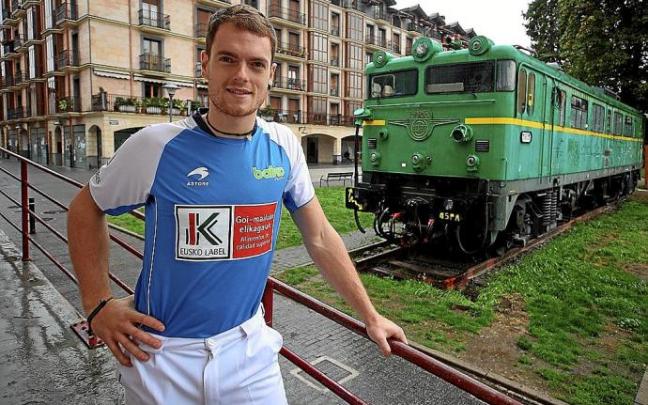 Unai Laso posa en los aledaños del frontón Burunda de Altsasu, frente a la locomotora que en su día ubicó en ese punto la Mancomunidad de Sakana.