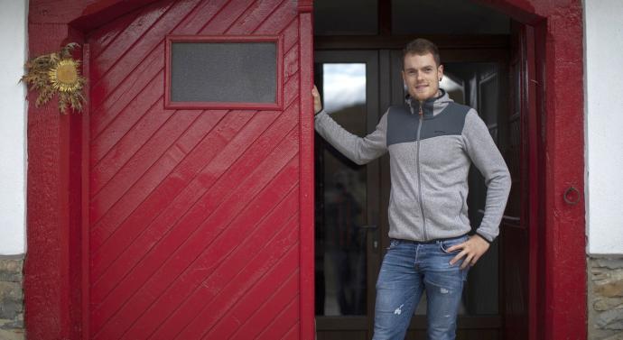 El pelotari Unai Laso posa en la puerta del domicilio de su familia en Bizkarreta-Gerendiain.