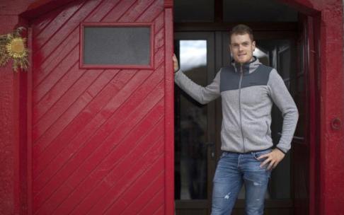 El pelotari Unai Laso posa en la puerta del domicilio de su familia en Bizkarreta-Gerendiain.