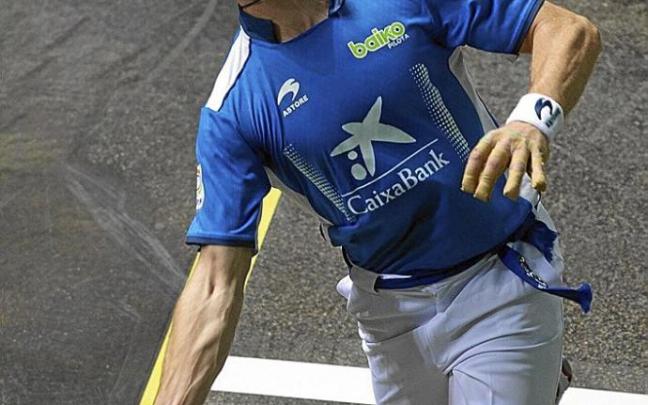 Unai Laso, golpeando la pelota con su derecha durante el partido de ayer en el Navarra Arena.