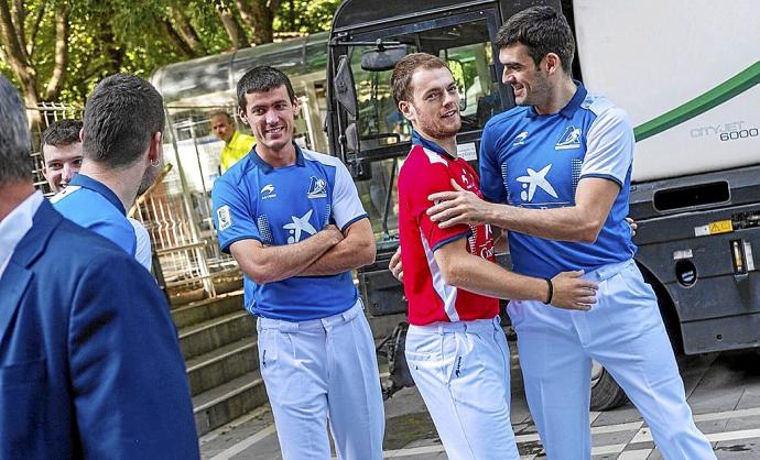 Laso y Ezkurdia, campeón y subcampeón del Manomanista, abrazados ayer en la puerta de San Lorenzo.