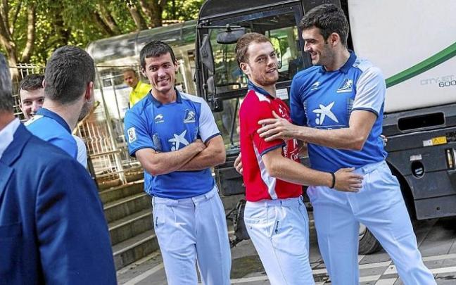 Laso y Ezkurdia, campeón y subcampeón del Manomanista, abrazados ayer en la puerta de San Lorenzo.