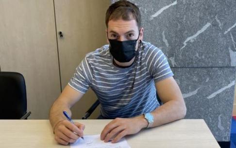 Unai Laso, en la firma con Baiko Pilota.