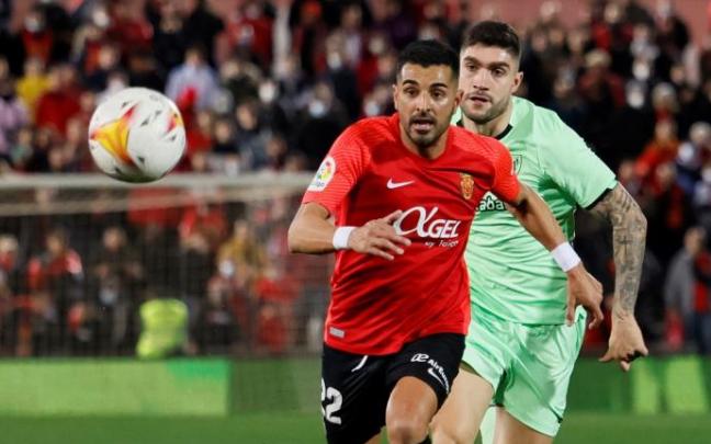 Unai Nuñez corre detrás de Ángel durante el partido contra el Mallorca.