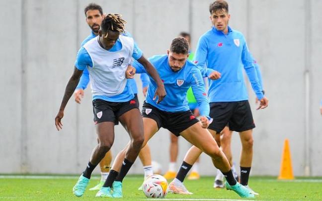Unai Nuñez pugna con Nico Williams durante un partidillo de entrenamiento en Lezama. Unai Nuñez pugna con Nico Williams durante un partidillo de entrenamiento en Lezama.