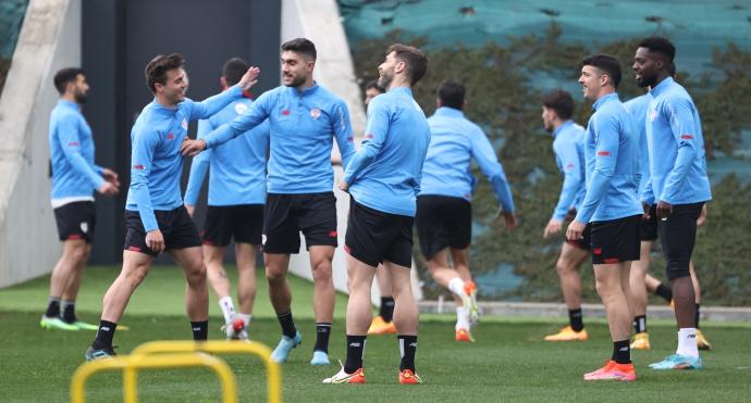 Unai Nuñez, en el centro de la imagen, en un rondo al comienzo del entrenamiento de ayer miércoles en Lezama.