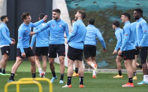 Unai Nuñez, en el centro de la imagen, en un rondo al comienzo del entrenamiento de ayer miércoles en Lezama. Unai Nuñez, en el centro de la imagen, en un rondo al comienzo del entrenamiento de ayer miércoles en Lezama.