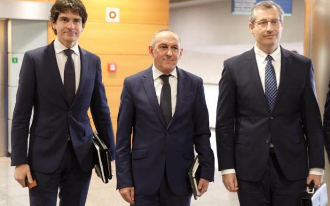 Los diputados generales de Bizkaia, Unai Rementeria, Araba, Ramiro González, y Gipuzkoa, Markel Olano, en una imagen de archivo. Los diputados generales de Bizkaia, Unai Rementeria, Araba, Ramiro González, y Gipuzkoa, Markel Olano, en una imagen de archivo.