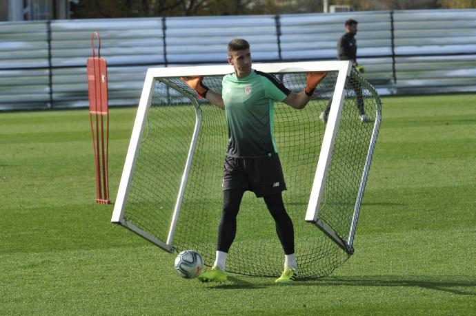 Unai Simón en uno de los entrenamientos en el Athletic en Lezama