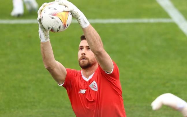 Unai Simón atrapa el balón durante el entrenamiento de ayer jueves en Lezama.