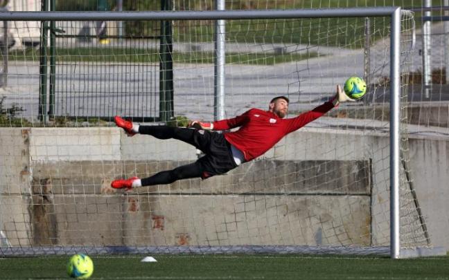 Unai Simón, portero del Athletic, durante el entrenamiento en Lezama