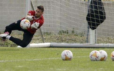 Unai Simón, en el entrenamiento. Unai Simón, en el entrenamiento.