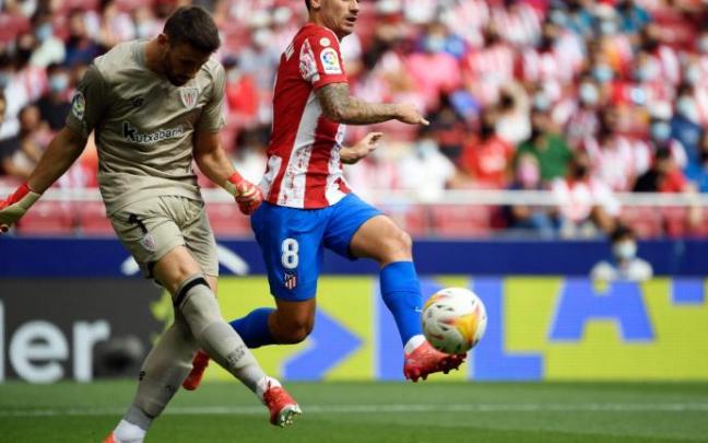 Unai Simón despeja un balón ante el acoso del francés Antoine Griezmann.