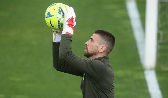 Unai Simón realiza un ejercicio con el balón durante el entrenamiento de ayer jueves.