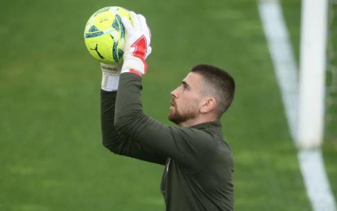Unai Simón realiza un ejercicio con el balón durante el entrenamiento de ayer jueves.