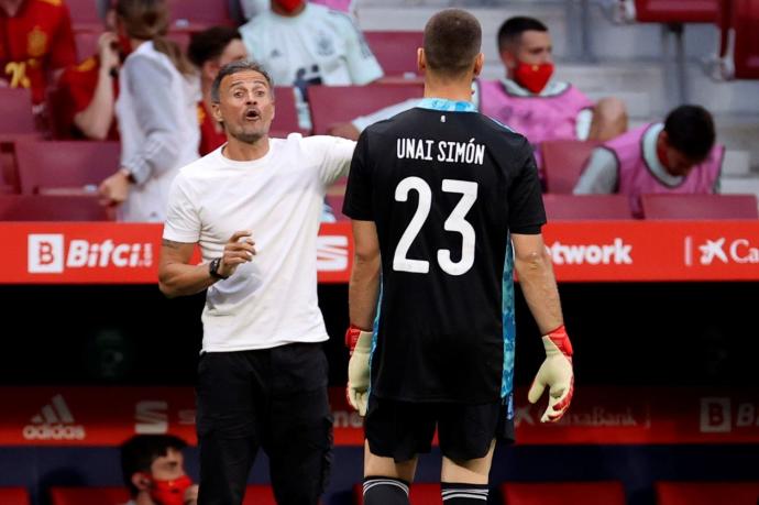 Luis Enrique, seleccionador español, dialoga con Unai Simón en un instante del amistoso que enfrentó a España y Portugal el viernes en el Wanda Metropolitano.