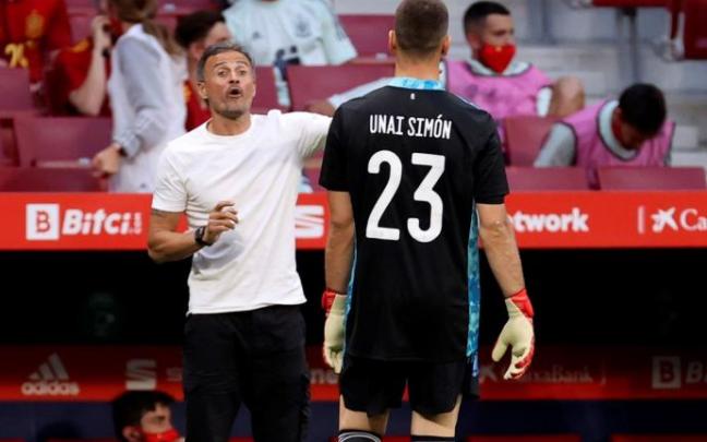 Luis Enrique, seleccionador español, dialoga con Unai Simón en un instante del amistoso que enfrentó a España y Portugal el viernes en el Wanda Metropolitano.