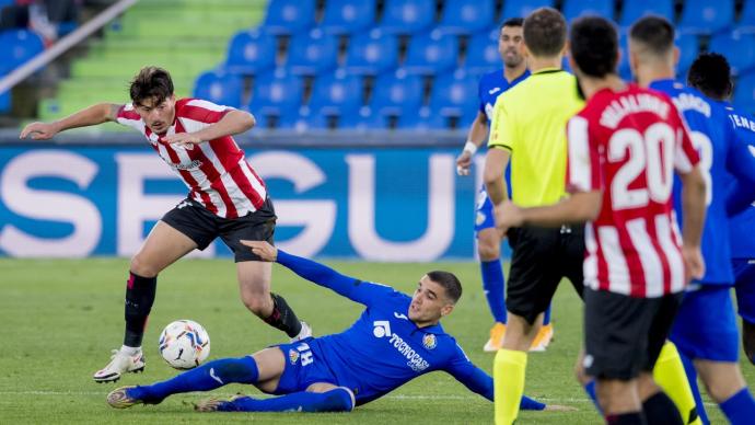 Unai Vencedor dirige el balón en un encuentro disputado entre el Athletic y el Getafe.