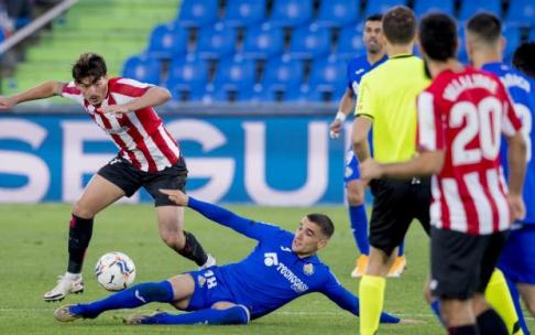 Unai Vencedor dirige el balón en un encuentro disputado entre el Athletic y el Getafe. Unai Vencedor dirige el balón en un encuentro disputado entre el Athletic y el Getafe.