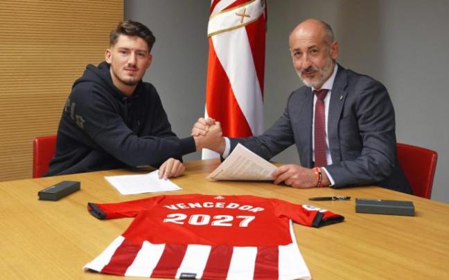 Unai Vencedor junto a Aitor Elizegi tras la renovación. Unai Vencedor junto a Aitor Elizegi tras la renovación.