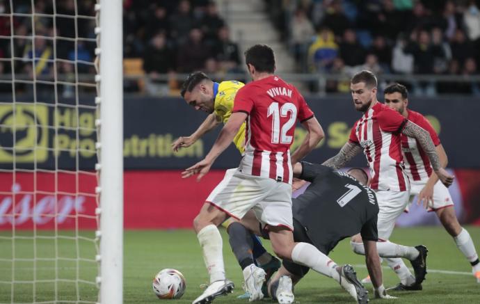 Lucas Pérez se dispone a marcar gol después de que Unai Simón fallara al tratar de atrapar el balón.