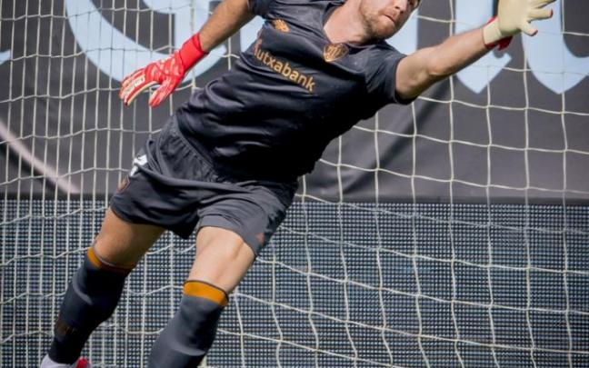 Unai Simón intenta atrapar el balón en un momento del partido.