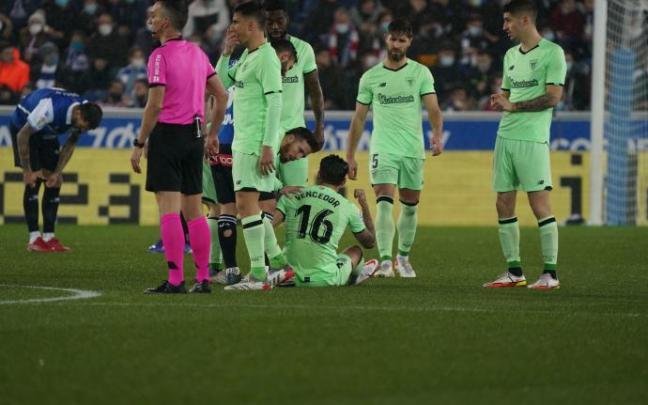 Unai Vencedor se duele sobre el césped de Mendizorrotza. Unai Vencedor se duele sobre el césped de Mendizorrotza.