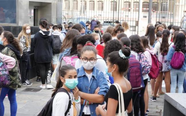 Un grupo de estudiantes esperando en la puerta de un instituto. Un grupo de estudiantes esperando en la puerta de un instituto.
