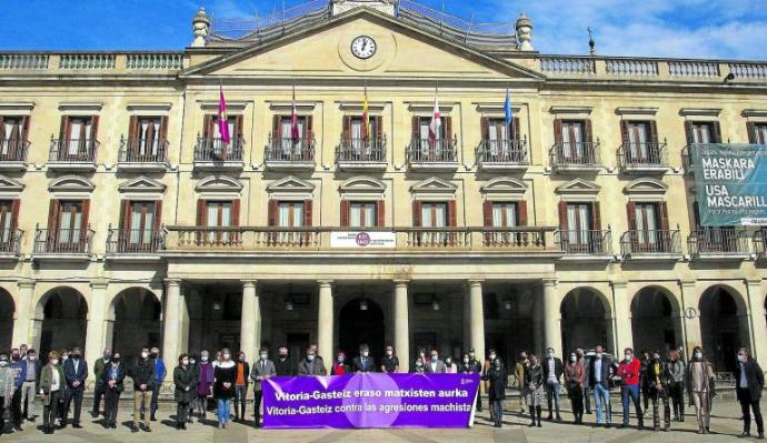 Imagen de archivo de una concentración ante el Ayuntamiento de Gasteiz contra la violencia machista. Foto: Alex Larretxi