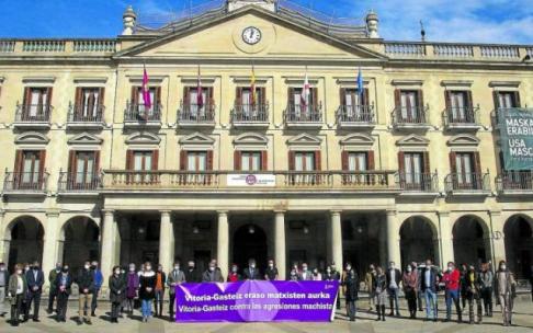 Imagen de archivo de una concentración ante el Ayuntamiento de Gasteiz contra la violencia machista. Foto: Alex Larretxi