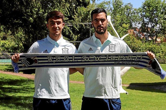 Martín Zubimendi y Mikel Merino posan con la bufanda de la Real, en Madrid. Foto: N.G.