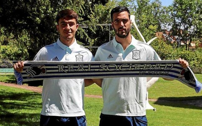 Martín Zubimendi y Mikel Merino posan con la bufanda de la Real, en Madrid. Foto: N.G.
