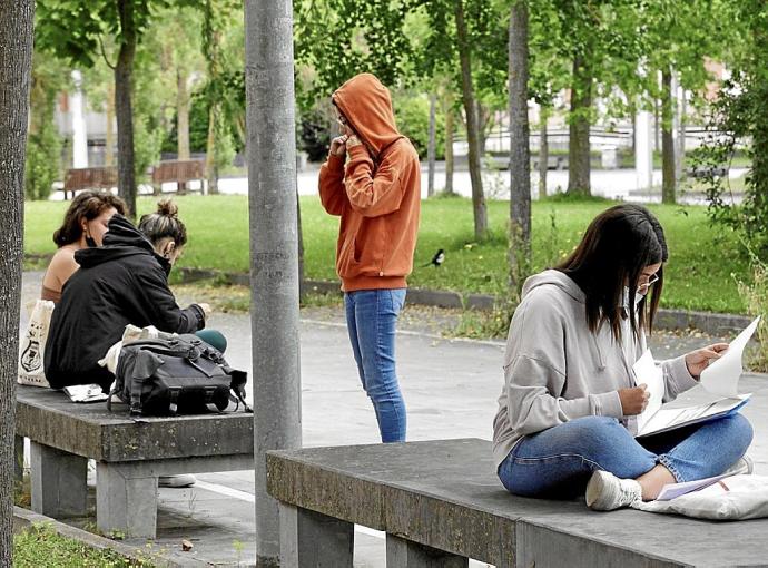 Elkarrekin ikasten ari diren zenbait ikasleren artxiboko-irudia. Argazkia: Pilar Barco